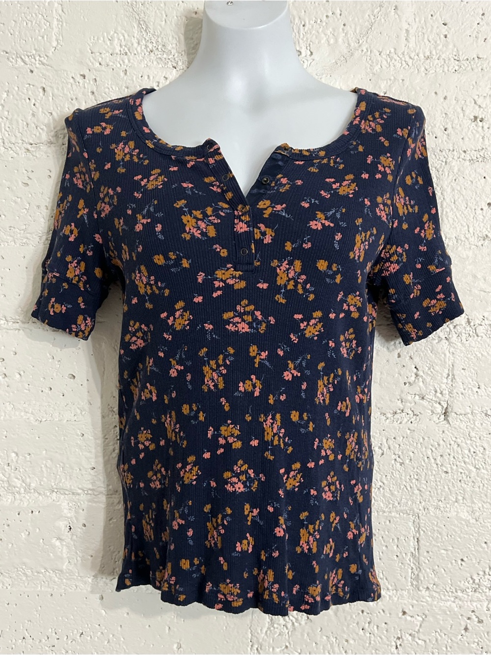 Lucky Brand Womens Top M Blue Floral Ribbed Stretch Short Sleeve Snap Neck AM19 - Picture 1 of 6